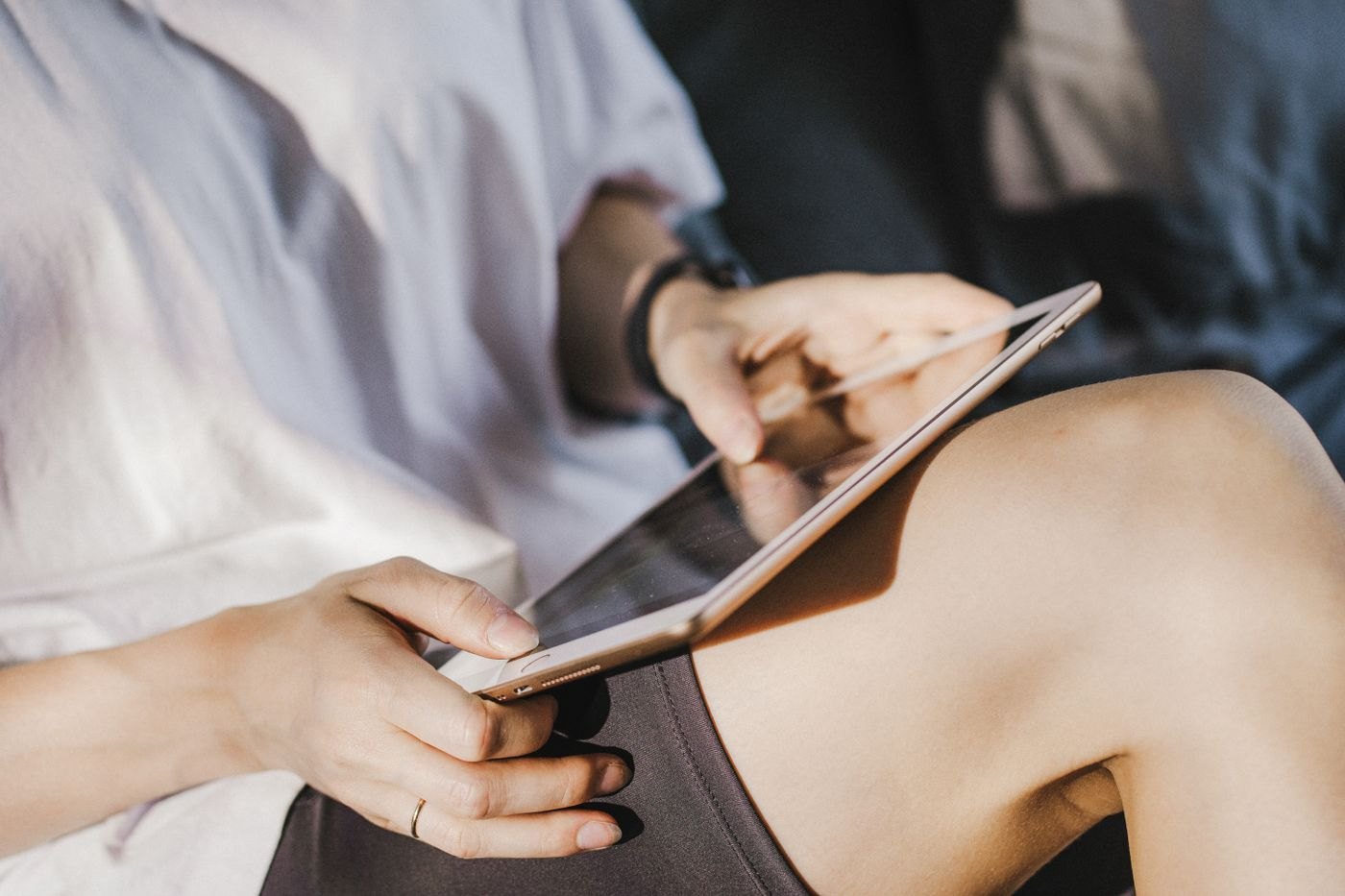 Person holding a tablet by its edges