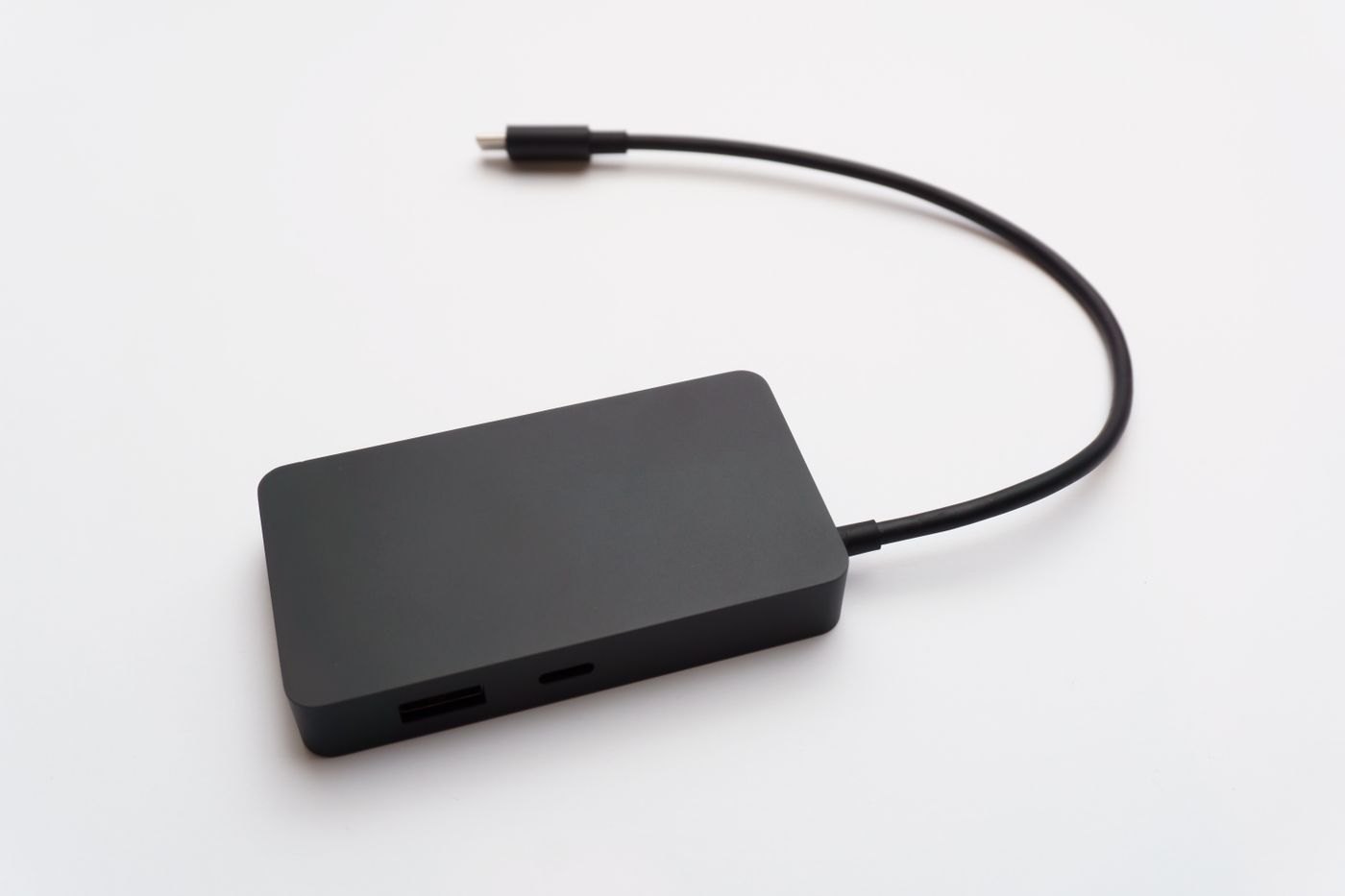 Compact multiport hub with a short connector lead